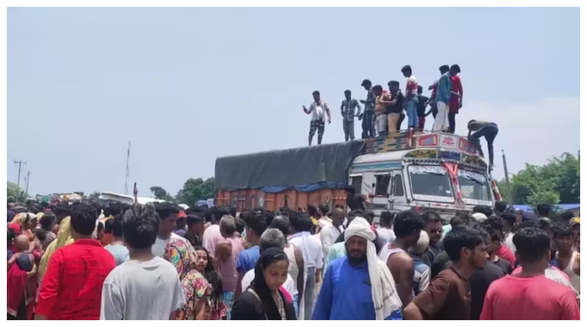 Photo of Kishanganj: किशनगंज में भीषण सड़क हादसा, स्कॉर्पियो और ट्रक के बीच हुई जोरदार टक्कर, 5 की मौत