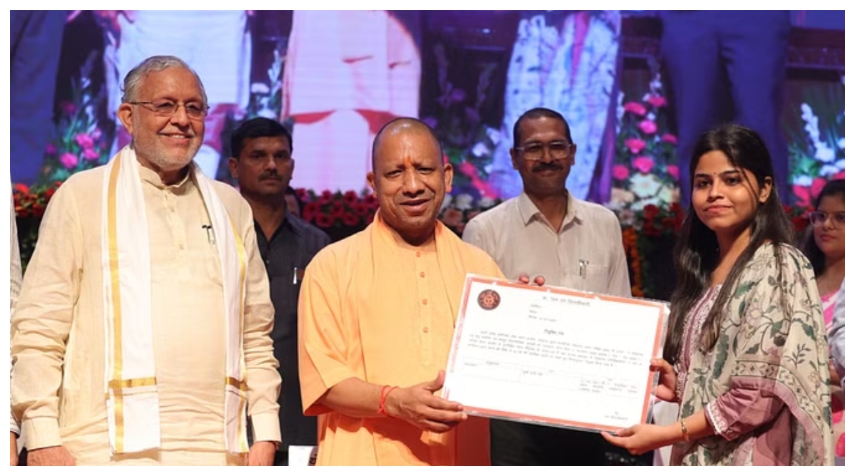 Photo of Lucknow: CM योगी ने 7720 लेखपालों को वितरित किए नियुक्ति पत्र