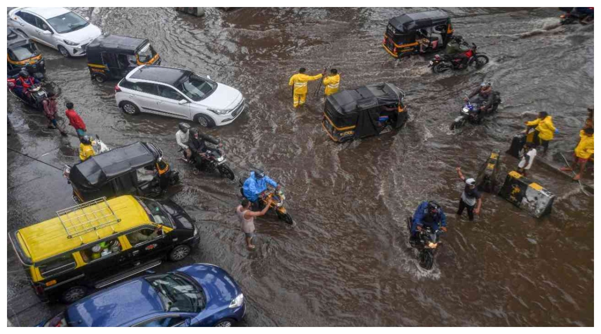Photo of Monsoon Rains: मुंबई में भारी बारिश ने मचाई तबाही, स्कूल बंद; ट्रेनें प्रभावित