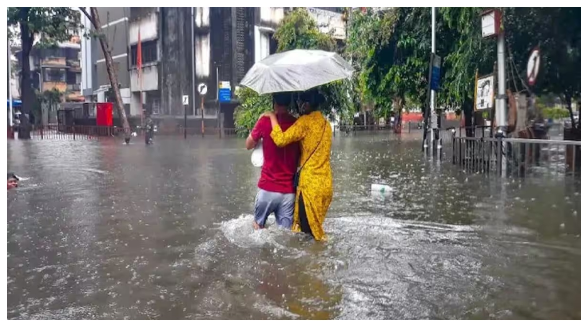 Photo of Mumbai: मुंबई में भारी बारिश के कारण 50 से ज्यादा उड़ानें रद्द, सड़कों पर भरा पानी, CM शिंदे ने की बैठक