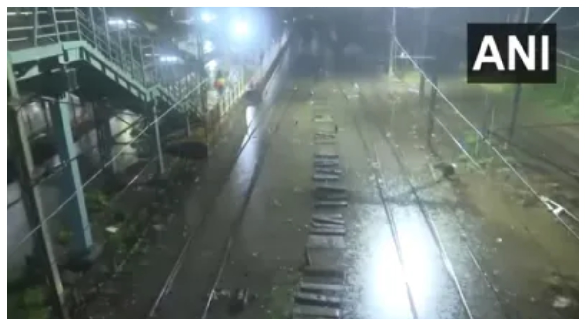 Photo of Mumbai Rains: मुंबई में बारिश का कहर, स्कूल बंद, रेलवे ट्रैक पर भरा पानी, कई ट्रेनें रद्द