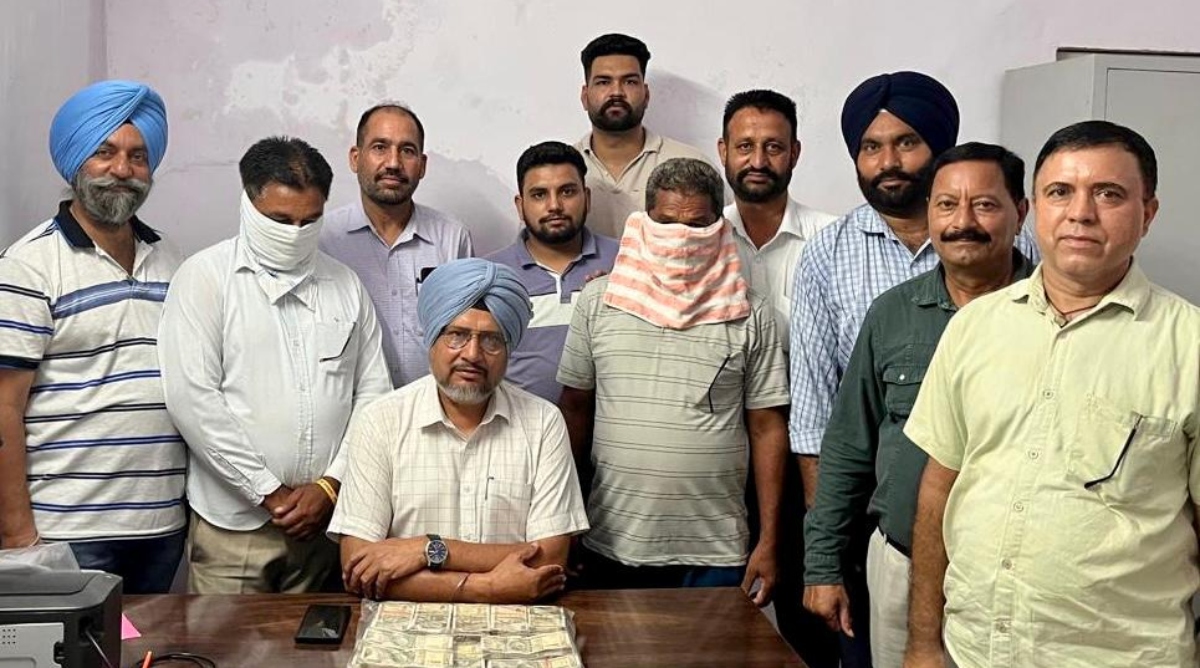 Photo of Punjab : विजिलेंस ब्यूरो ने डीड राइटर, स्टांप वेंडर को 30 हजार रुपये की रिश्वत लेते रंगे हाथों किया गिरफ्तार 
