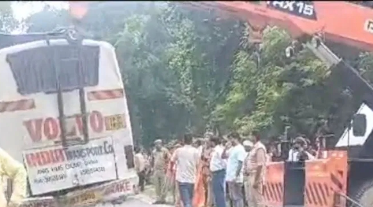 Photo of Hardoi : बस का स्टेयरिंग हुआ फेल, झोपड़ी पर पलटी, चार लोगों की मौत