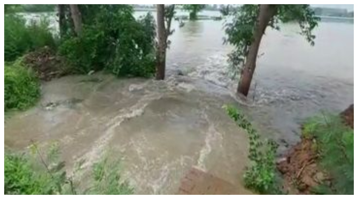 Photo of UP : नदियों का जल स्तर खतरे के निशान से ऊपर, कई लोग हुए प्रभावित