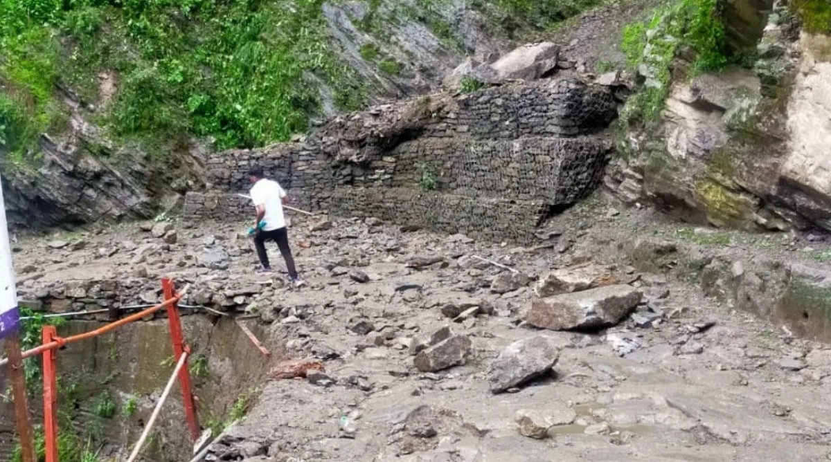 Photo of केदारनाथ मार्ग पर बड़ा हादसा, पहाड़ी से मलबा गिरने से तीन की मौत, पांच घायल