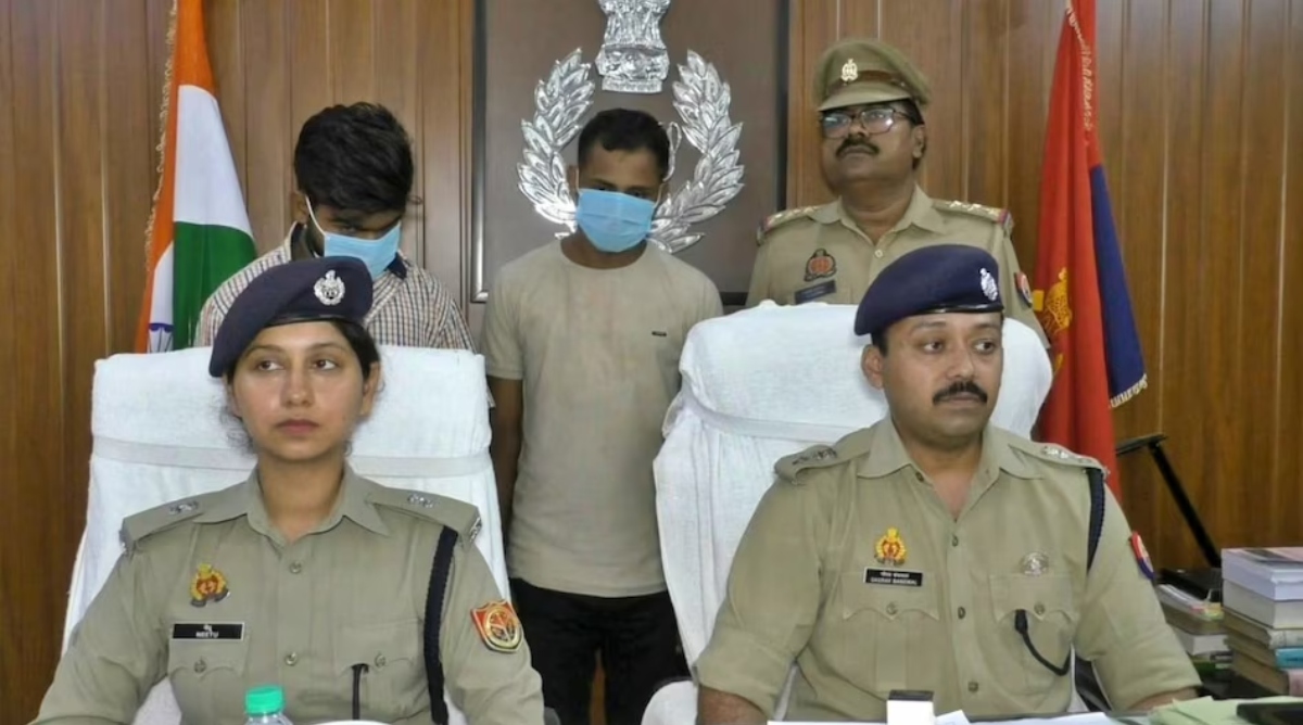 Photo of वाराणसी : वर्दी में लुटेरा, व्यापारी से लूटे 42 लाख पचास हजार