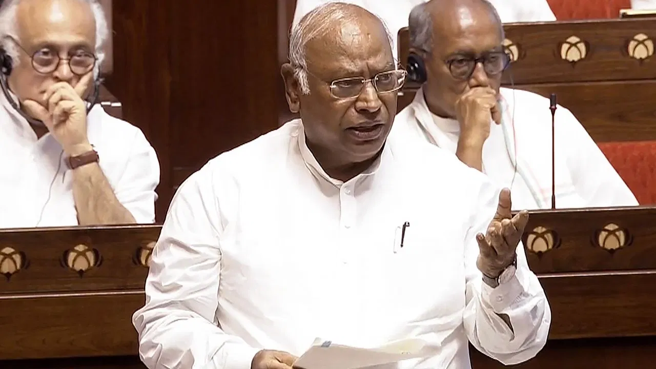 Photo of parliament Session 2024 : राज्यसभा में पीएम मोदी की स्पीच के दौरान विपक्ष ने किया वॉकआउट, मल्लिकार्जुन खड़गे बोले – ‘सच्चाई से परे बातें कहना…’