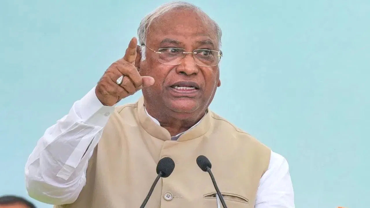 Photo of Malilkarjun Kharge : ‘हमारे बहादुर सैनिकों ने अपने जीवन का बलिदान दिया’, कांग्रेस पार्टी के अध्यक्ष मल्लिकार्जुन खड़गे बोले