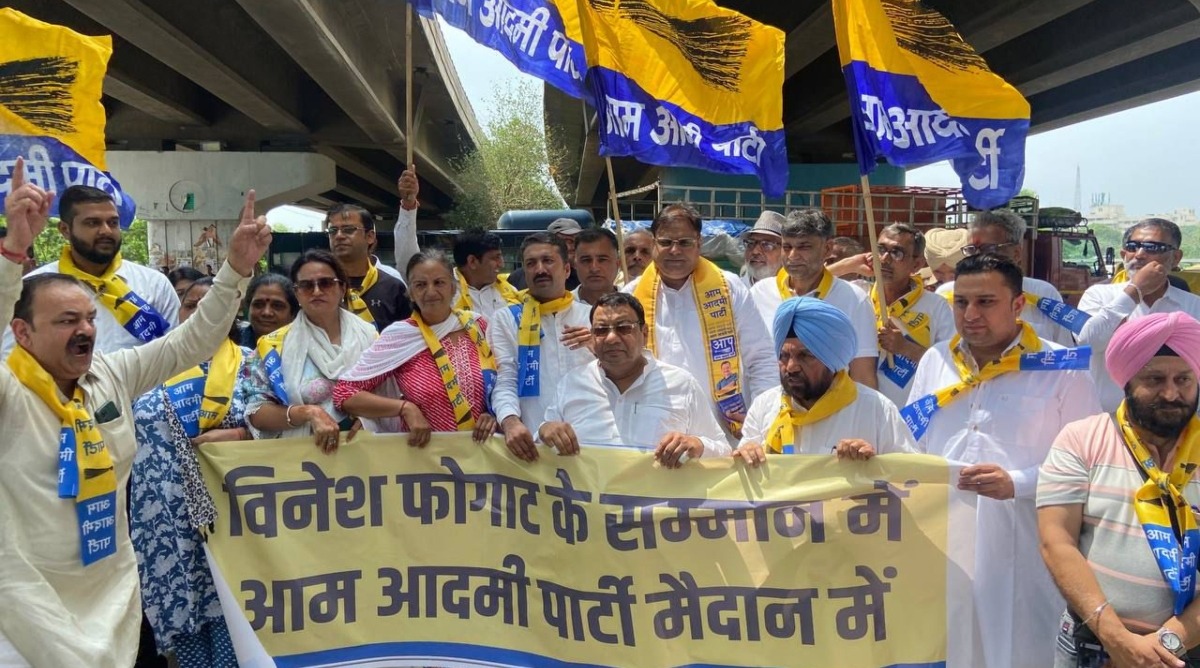 Photo of Haryana : विनेश फोगाट के समर्थन में प्रदेश में सड़कों पर उतरे AAP कार्यकर्ता