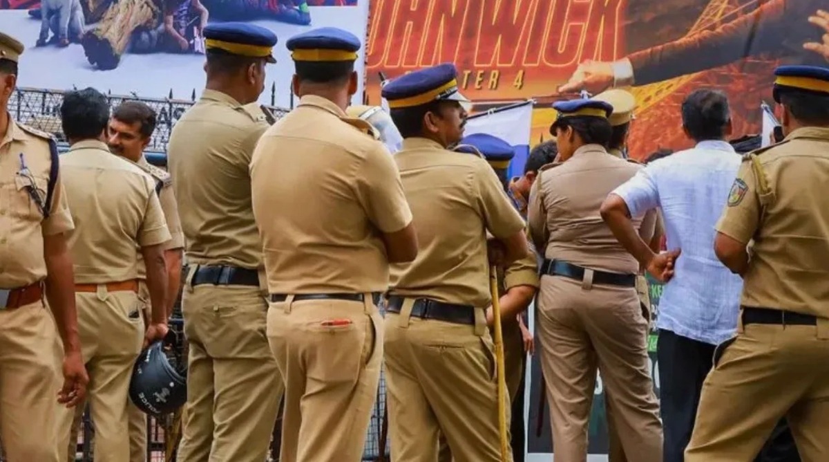 Photo of UP : चौकी इंचार्ज को लग रही थी गर्मी, पीड़ित से मामला सुलझाने के नाम पर कर दी AC की डिमांड, और फिर…