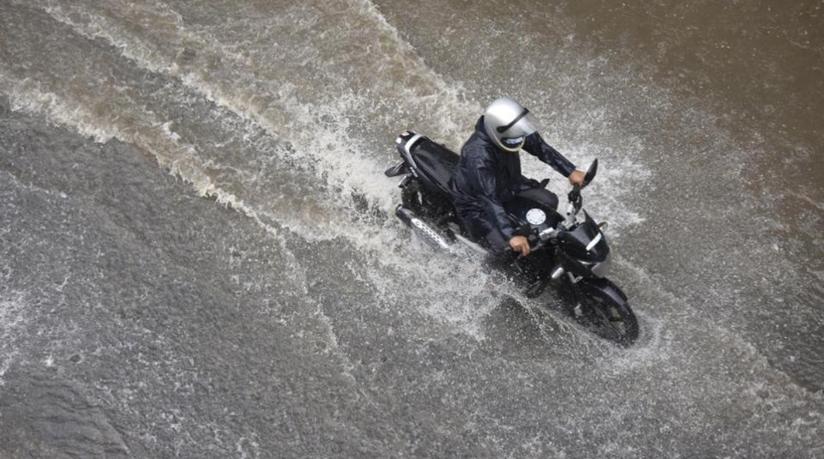 Photo of Bike Monsoon Tips: बारिश के मौसम में कार-बाइक  चला रहे हैं ,तो इन बातों का रखें ध्यान