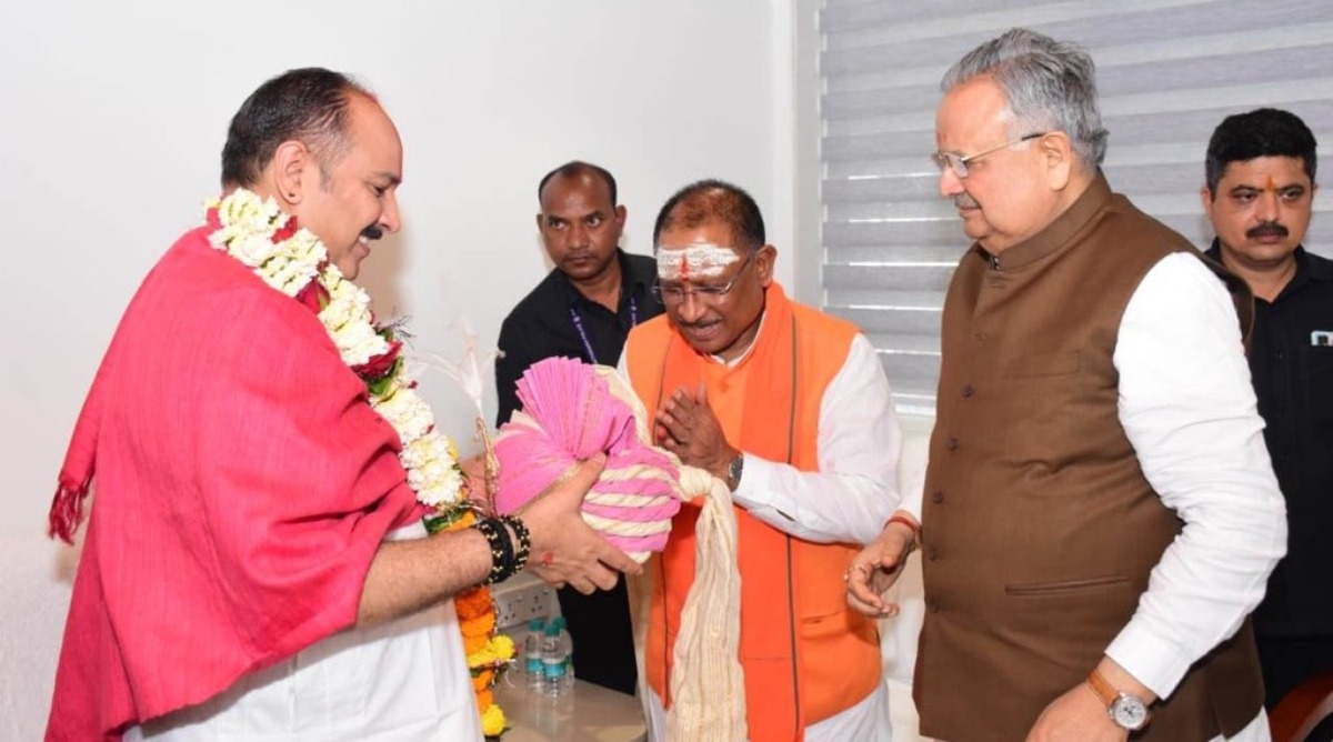 Photo of Chhattisgarh : CM विष्णु देव साय ने प्रसिद्ध कथावाचक पंडित प्रदीप मिश्रा से की भेंट