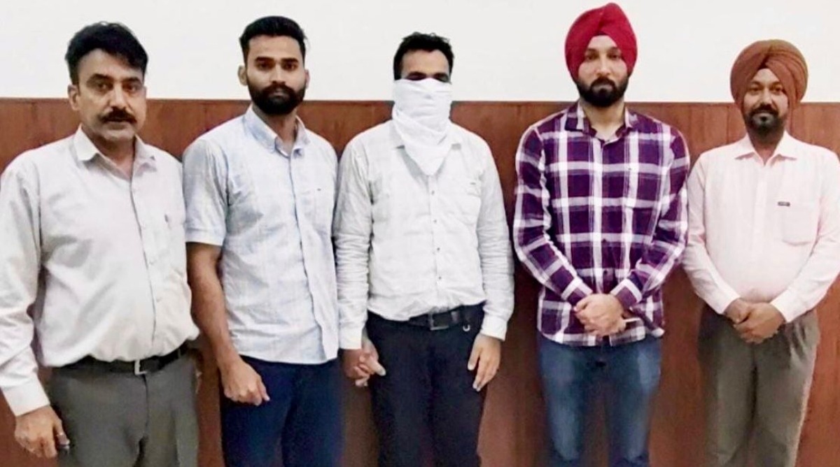 Photo of Punjab : पटवारी को दस हजार रुपये की रिश्वत लेते रंगे हाथ किया गिरफ्तार