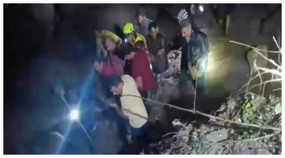 Photo of Himachal cloudburst: हिमाचल में भारी तबाही, 3 जगह फटे बादल…मकान-पुल और सड़कें बही, 53 लोग लापता