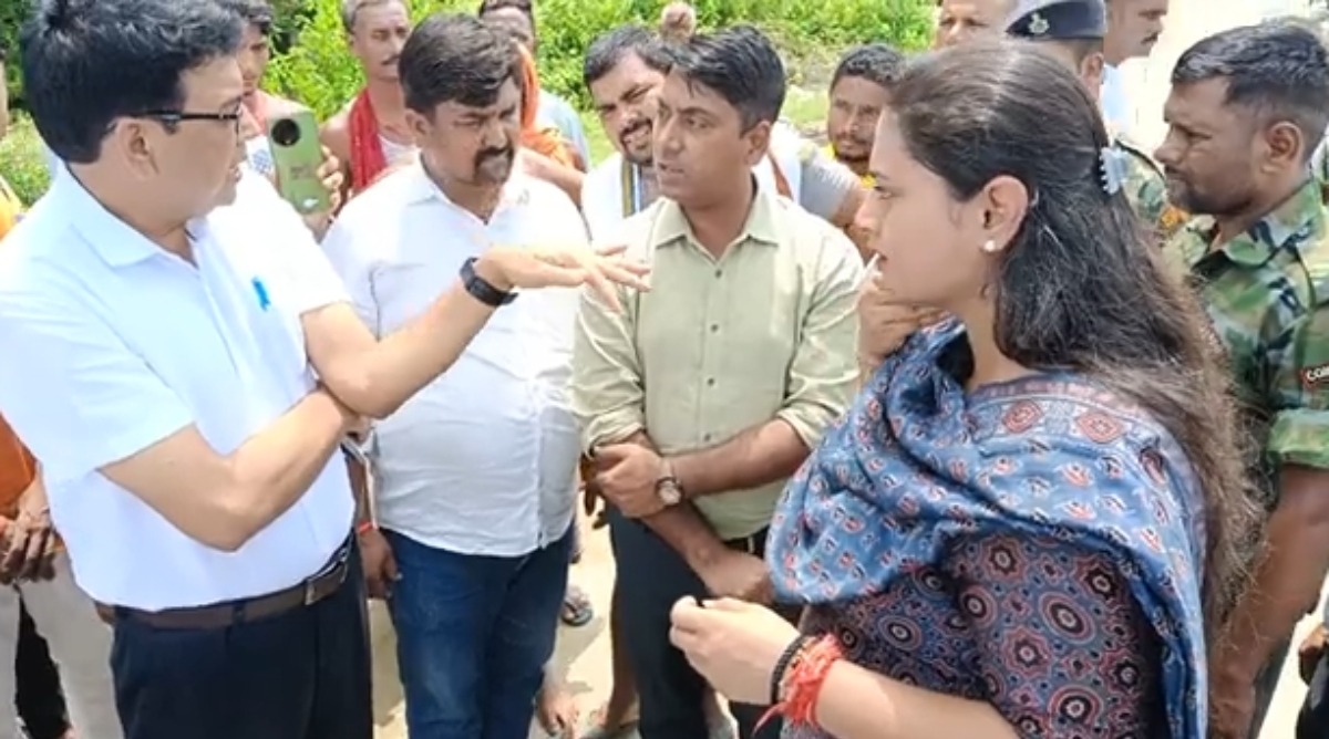 Photo of जमुई : ‘पिटाई होगी तुम्हारी समझ गए… जो करना है कर लीजिए’, विधायक के सामने अधिकारियों में तू-तू मैं-मैं