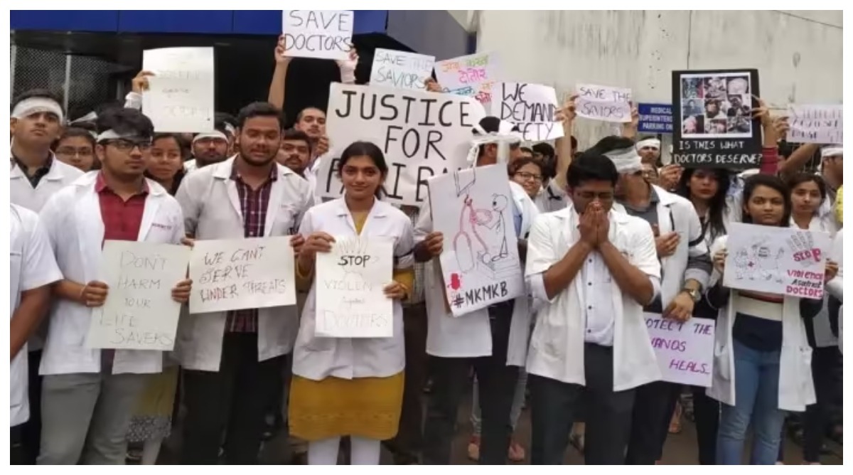 Photo of Kolkata Case: देशभर में आज हड़ताल पर रहेंगे डॉक्टर, सरकारी-निजी अस्पतालों में ऑपरेशन और ओपीडी सेवाएं ठप