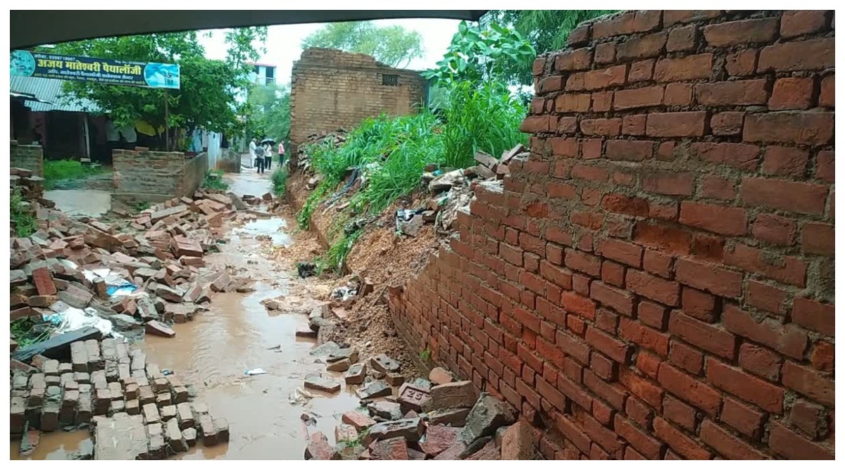 Photo of MP News: स्कूल से लौट रहे थे बच्चे, रास्ते में अचानक गिरी जर्जर दीवार, 4 की मौत