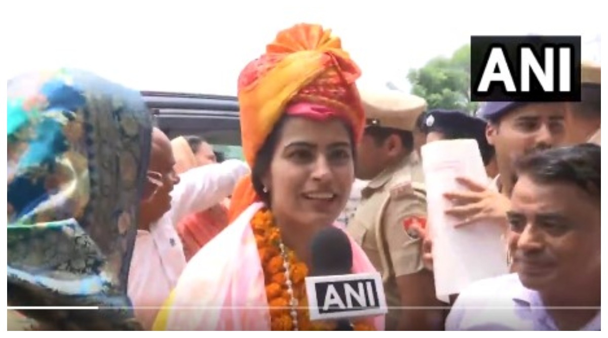 Photo of पेरिस ओलंपिक की ब्रॉन्ज मेडलिस्ट मनु भाकर पहुंची नाना-नानी के घर, हुआ जोरदार स्वागत