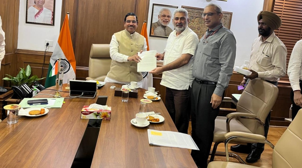 Photo of पंजाब के खाद्य मंत्री लाल चंद कटारूचक ने केंद्रीय खाद्य मंत्री से की मुलाकात