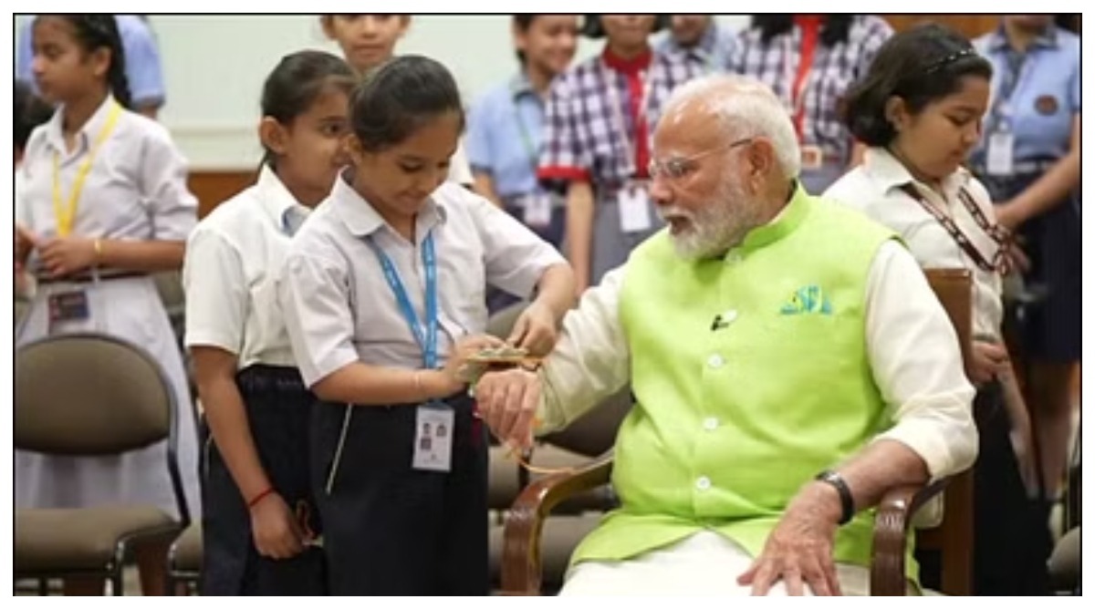 Photo of Raksha Bandhan: PM मोदी ने स्कूली छात्राओं से बंधवाई राखी