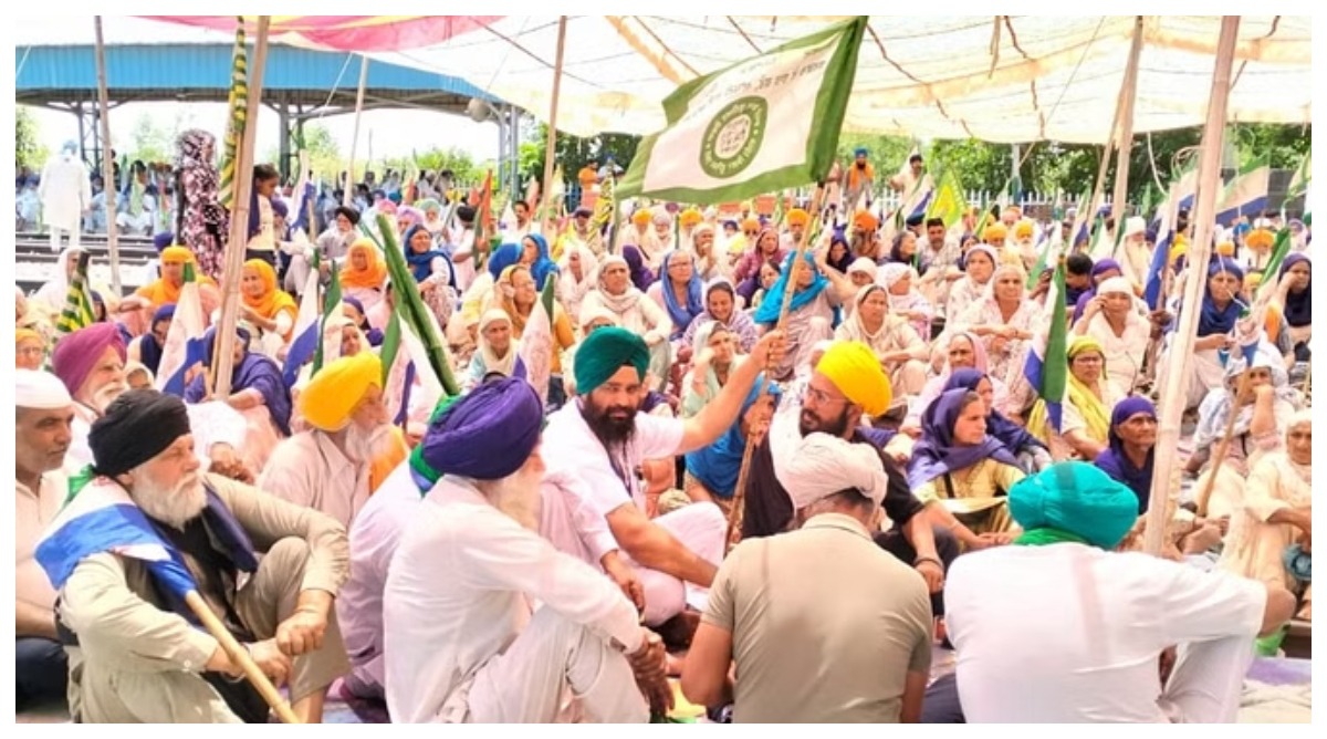 Photo of Shambhu Border: किसान पंचायत में शामिल हुईं विनेश फोगाट, केंद्र सरकार से किसानों की मांग सुनने की अपील की