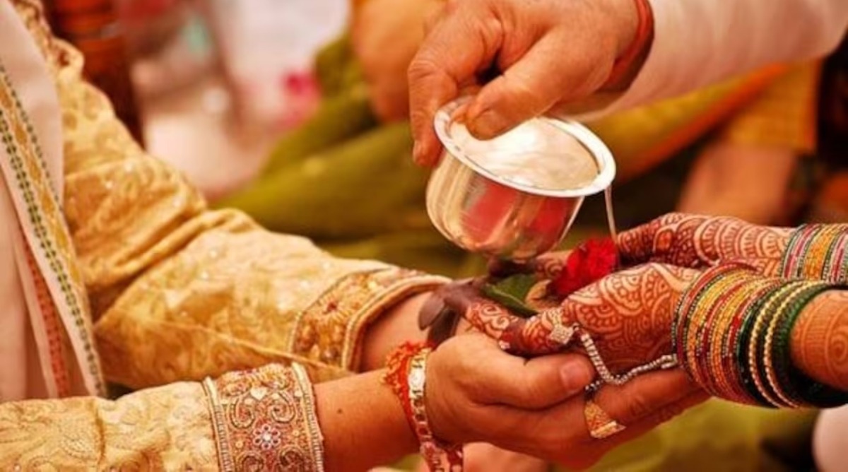 Photo of बिहार : बचपन के प्यार को भूल नहीं पाई पत्नी तो पति ने ही प्रेमी से करा दी पत्नी की शादी