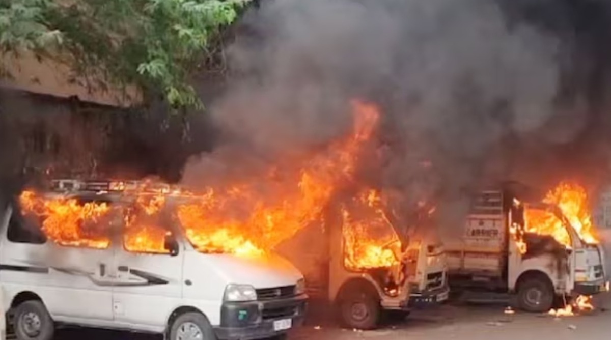 Photo of उदयपुर : छात्र पर चाकू से हमले के बाद भड़की हिंसा, आक्रोशितों ने वाहनों में लगाई आग, की तोड़फोड़, धारा 144 लागू