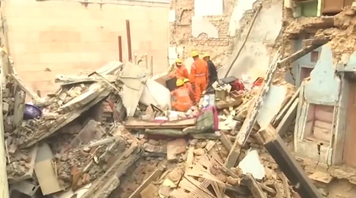 Photo of वाराणसी : काशी विश्वनाथ मंदिर के पास दो इमारतें ढहीं, आठ लोगों का किया गया रेस्क्यू, एक महिला की मौत