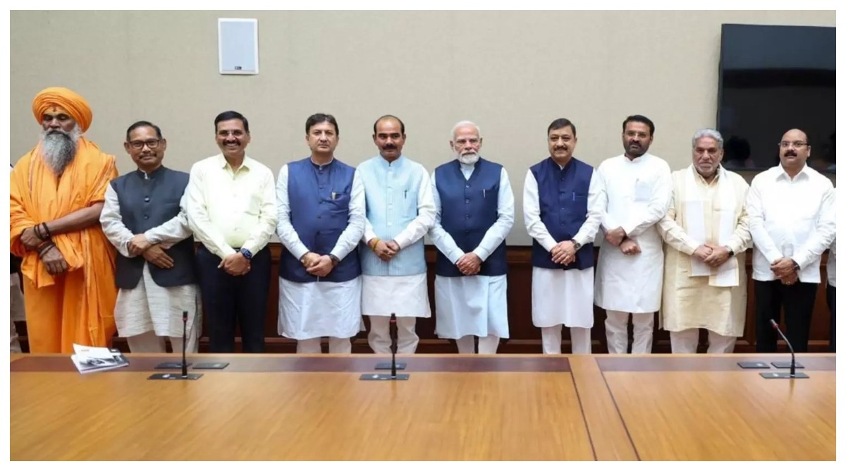 Photo of नई दिल्ली : सुप्रीम कोर्ट के फैसले के विरोध में पीएम मोदी से मिले बीजेपी के ST / SC सांसद, सौंपा ज्ञापन