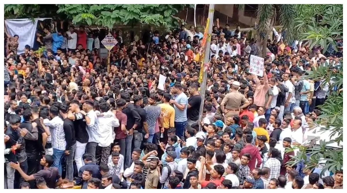 Photo of Badlapur : महाराष्ट्र के बदलापुर में दो बच्चियों का यौन उत्पीड़न, लोगों ने रेलवे ट्रैक किया जाम