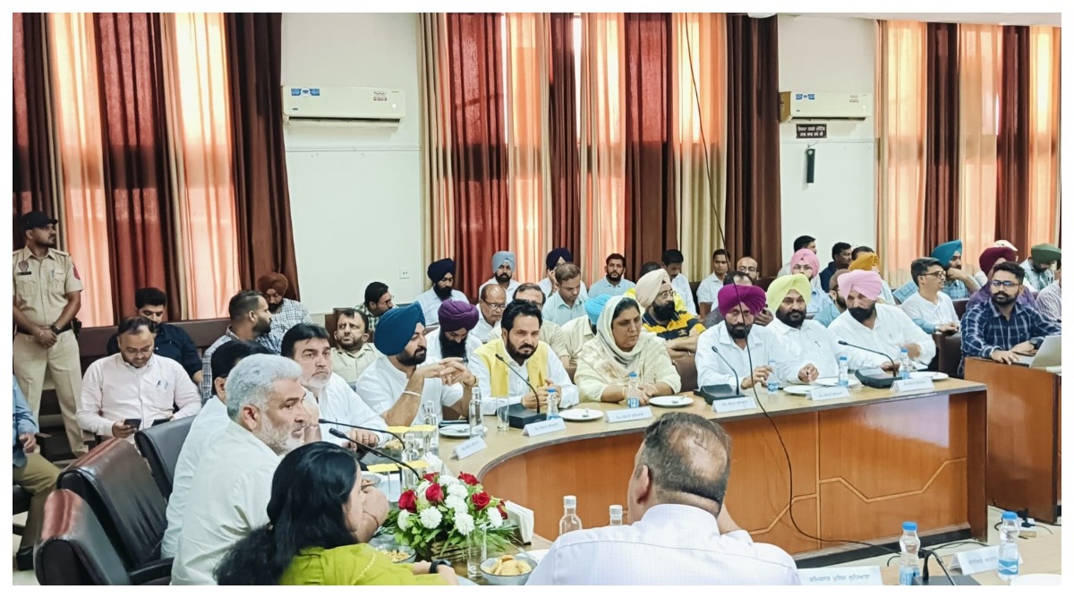 Photo of punjab : कैबिनेट मंत्री कटारूचक्क ने जिले में विधायकों और विभिन्न सरकारी विभागों के प्रमुखों के साथ की बैठक