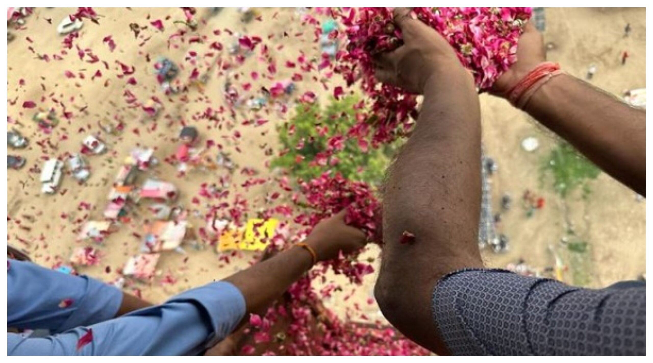Photo of Uttar Pradesh : श्रावण शिवरात्रि के पावन अवसर पर मंडलायुक्त और आईजी ने कांवड़ियों पर हेलिकॉप्टर से बरसाए फूल
