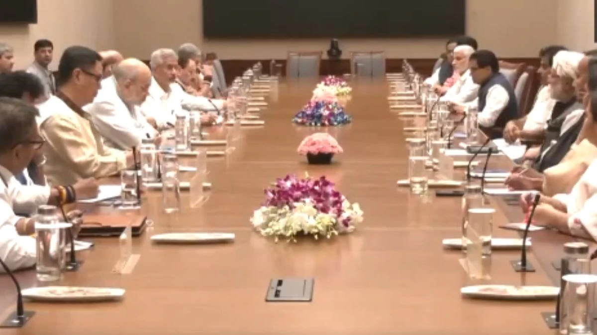Photo of Bangladesh Crisis : बांग्लादेश के हालात पर हुई सर्वदलीय बैठक, एस जय शंकर बोले – बदलते घटनाक्रम पर नजर