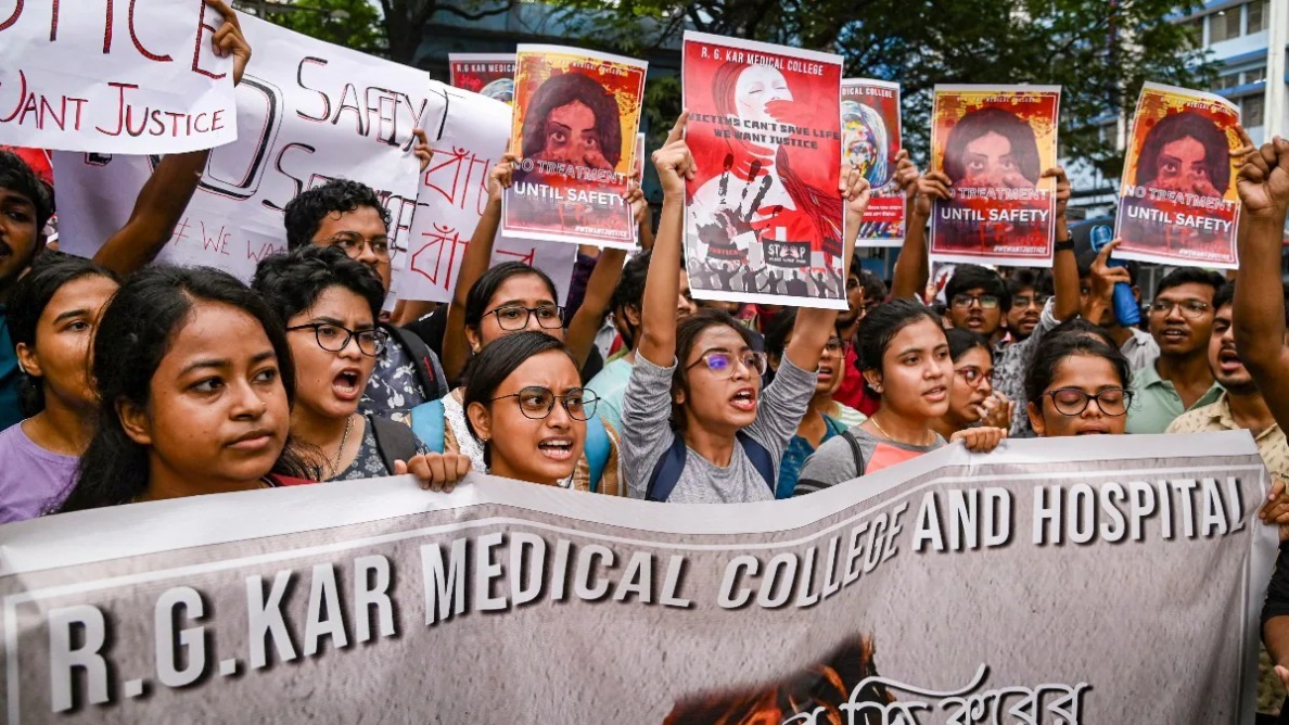 Photo of RG Kar Medical  College Rape-Murder  Case :  प्रदर्शन  कर रही महिलाओं को नोटिस जारी, महिलाओं का दावा…की जा रही डराने की कोशिश