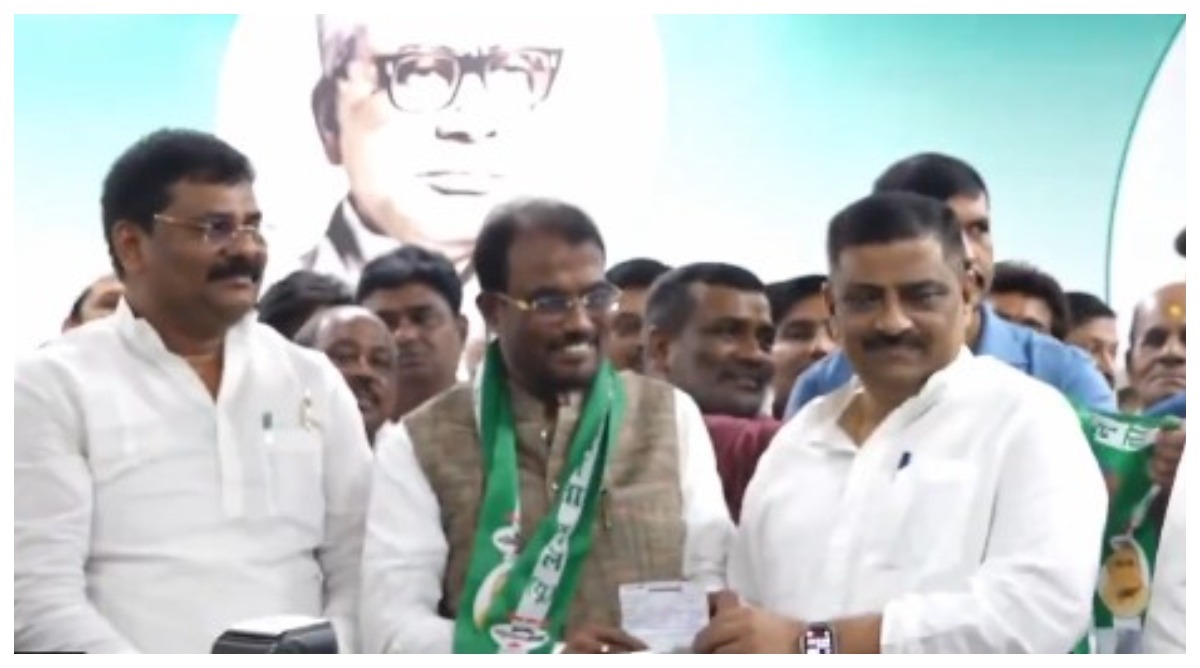Photo of पूर्व RJD नेता श्याम रजक ने थामा JDU का दामन, संजय कुमार झा ने दिलाई सदस्यता