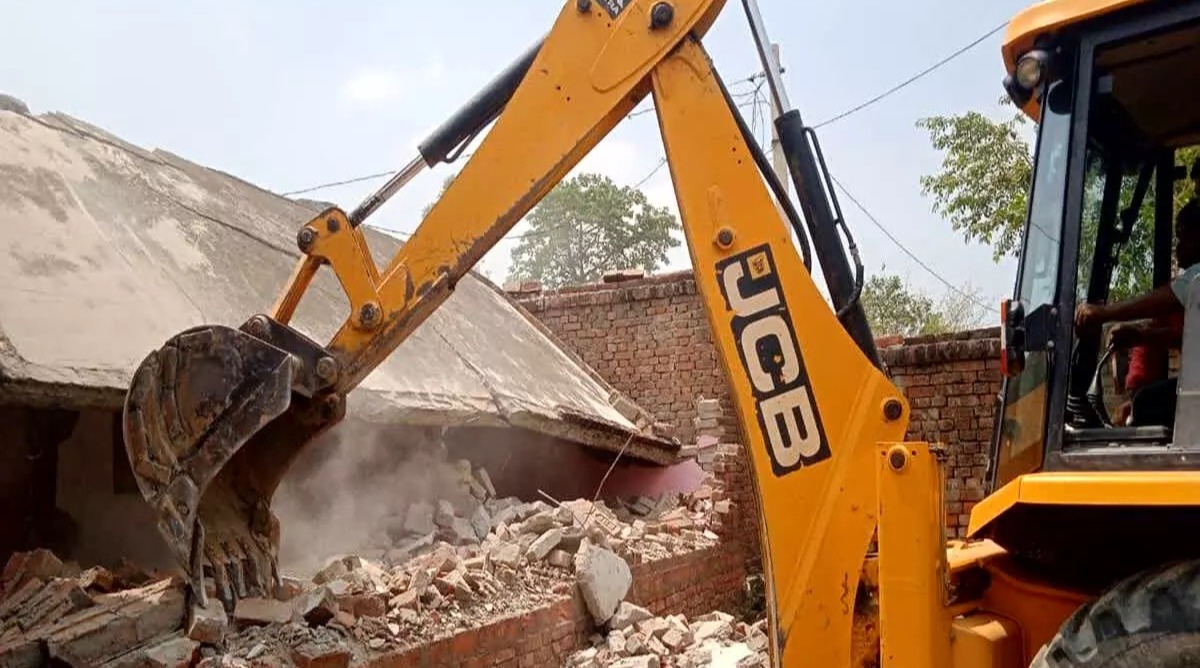 Photo of बुलडोजर एक्शन : सुप्रीम कोर्ट की टिप्पणी… ‘कोई दोषी है तो भी उसके खिलाफ नहीं की जा सकती बुलडोजर की कार्रवाई’