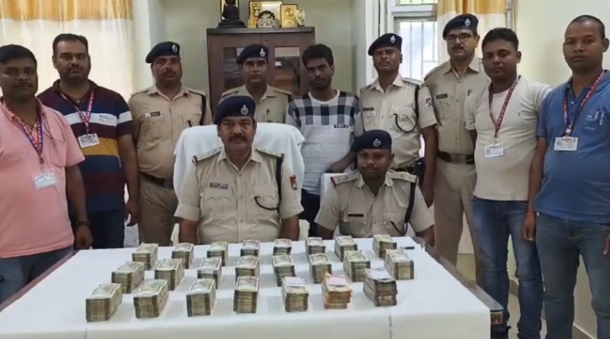Photo of Gaya : पुलिस ने बरामद की लाखों की नकदी, युवक नहीं दिखा पाया वैध दस्तावेज