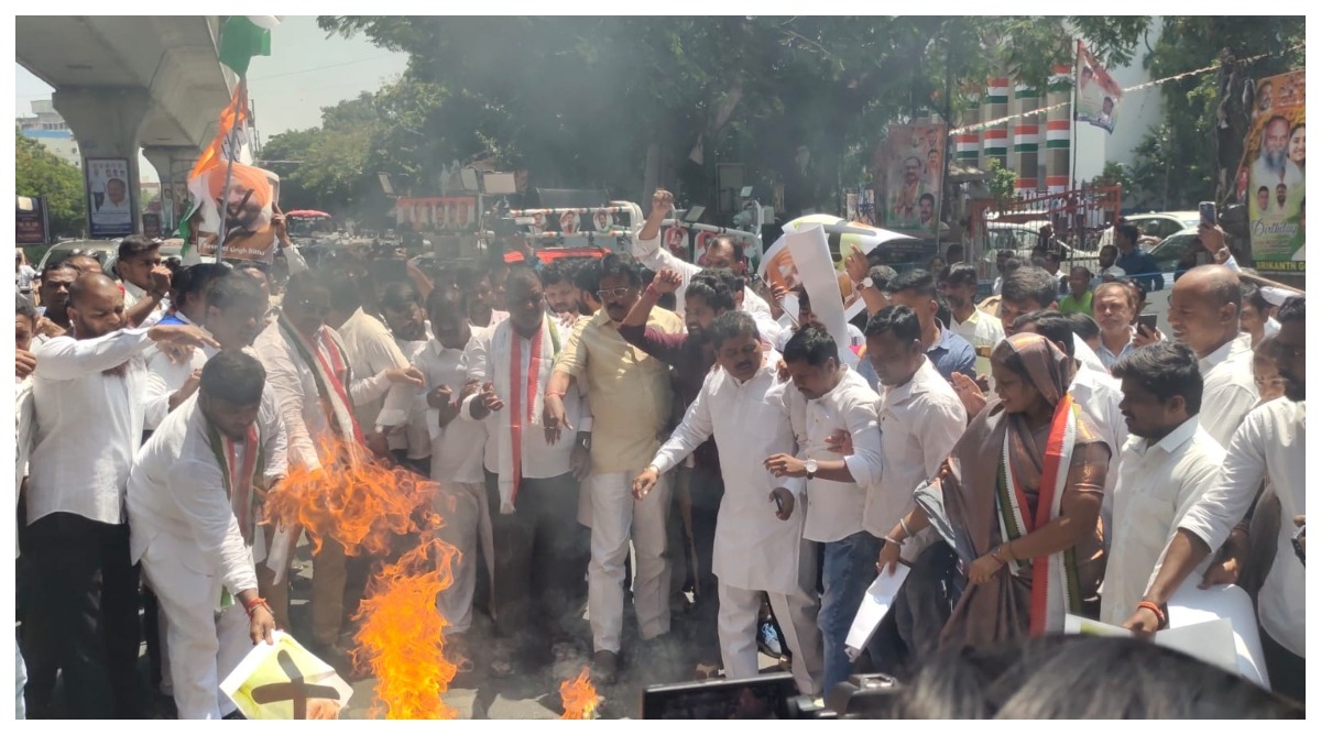 Photo of राहुल गांधी पर टिप्पणी से भड़के कांग्रेस कार्यकर्ता, सड़क पर उतरकर जगह-जगह किया प्रदर्शन