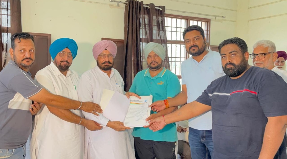 Photo of Punjab : ट्रक ऑपरेटर यूनियन ने विधायक रंधावा के साथ ट्रांसपोर्ट पॉलिसी लागू करने के लिए दिया मांग पत्र