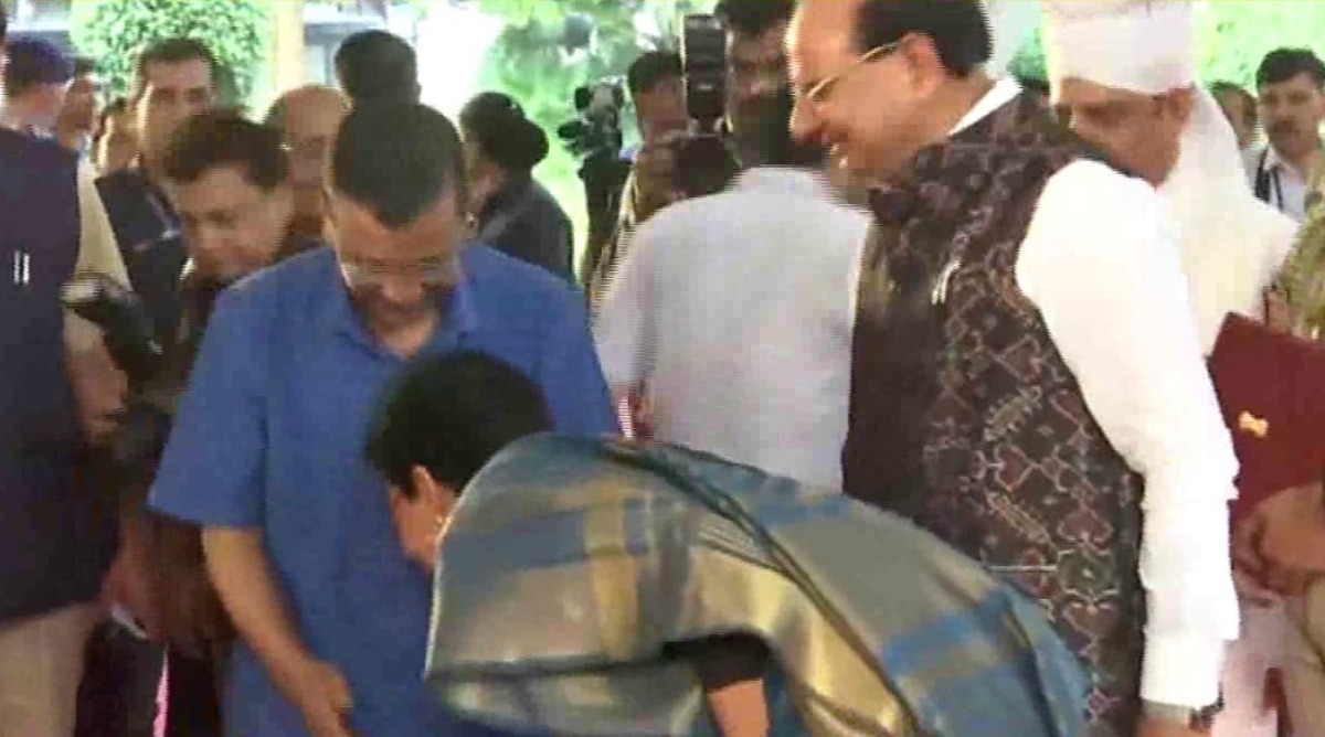 Photo of भावुक क्षण : CM आतिशी ने छुए पूर्व सीएम अरविंद केजरीवाल के पैर,  लिया आशीर्वाद