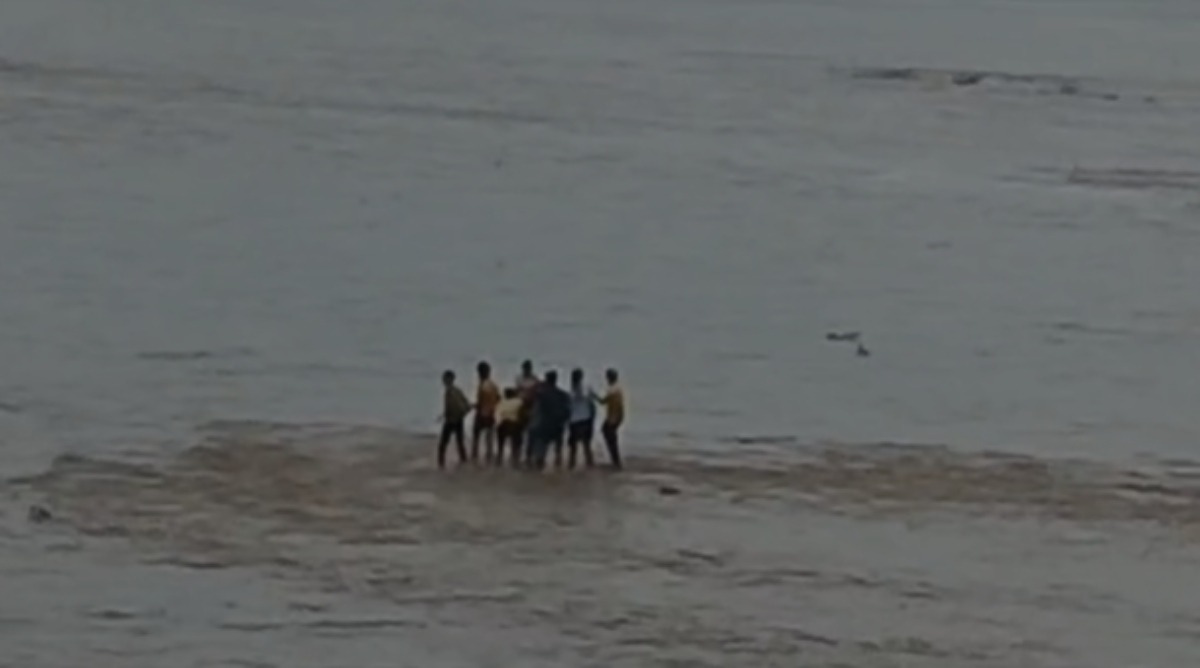 Photo of ज्यादातर सूखी रहने वाली फल्गु नदी में अचानक आया पानी, बीच मझधार में फंसीं कई जिंदगानी