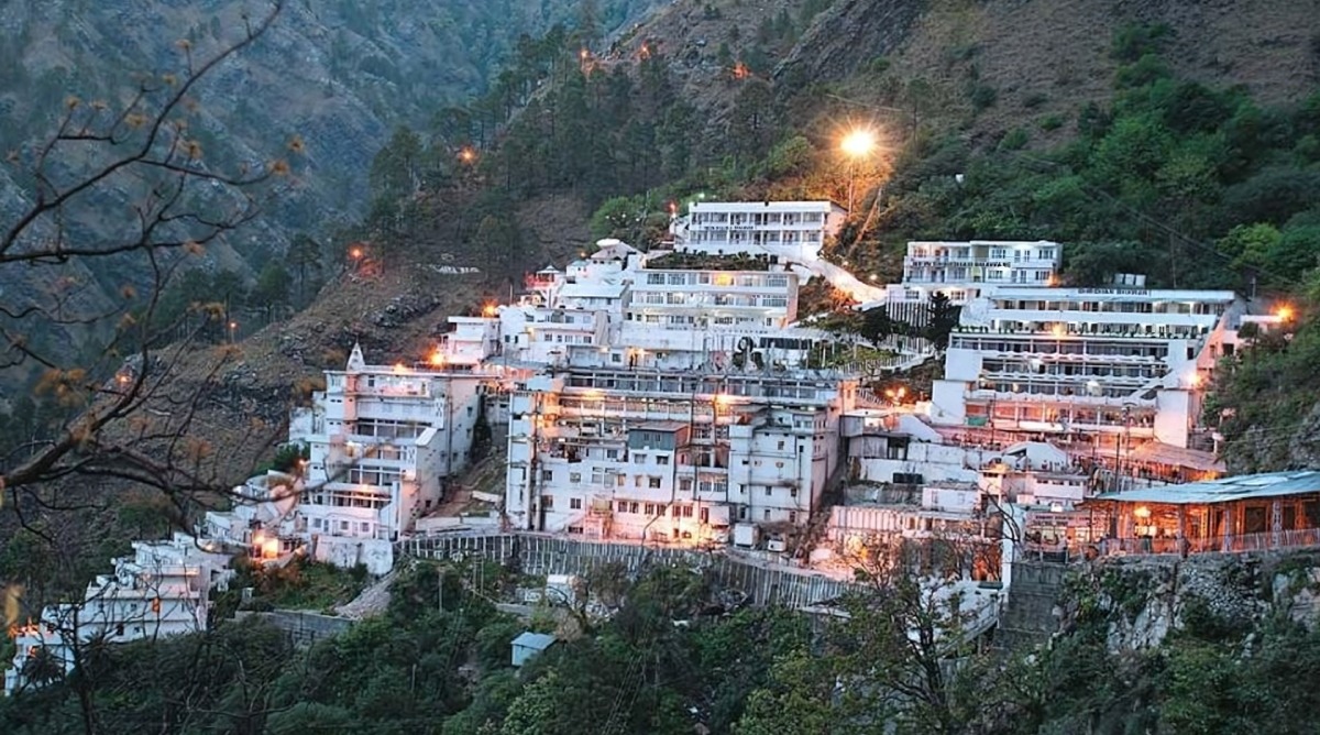 Photo of माता वैष्णो देवी मंदिर :  भूस्खलन के कारण अवरुद्ध हुए मार्ग पर युद्ध स्तर पर कार्य जारी, जल्द रास्ता खुलने के आसार