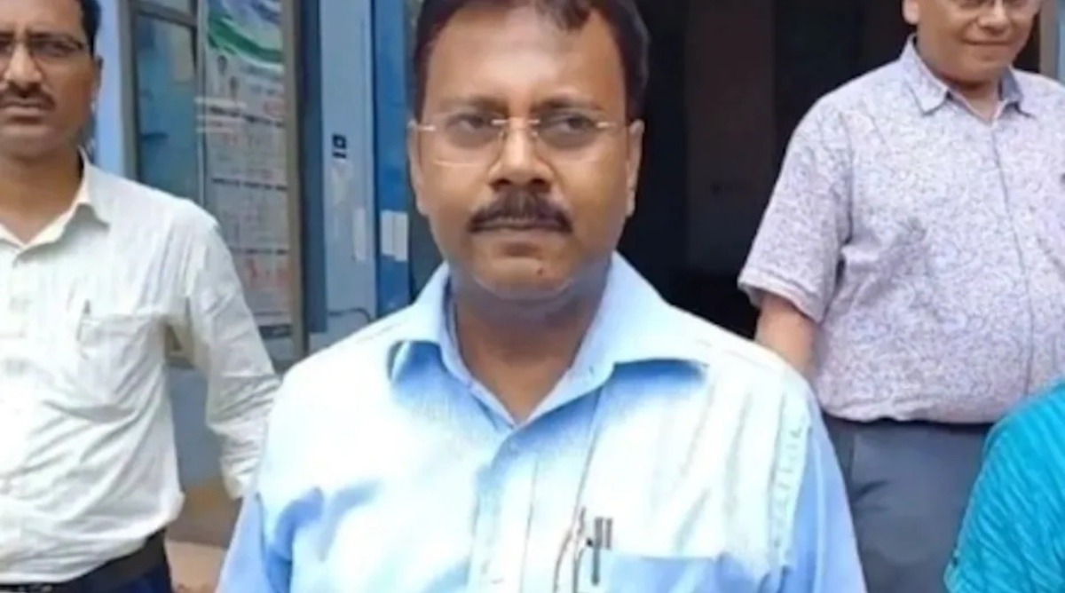 Photo of Kolkata Case : पूर्व प्रिंसिपल संदीप घोष की साली के घर से ईडी ने बरामद की आंसर शीट्स!
