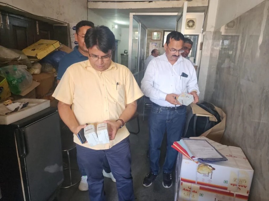 Photo of Uttarakhand News : देशी घी और मक्खन में मिलावट को लेकर सख्ती, राज्य में चलाया जा रहा छापेमारी अभियान
