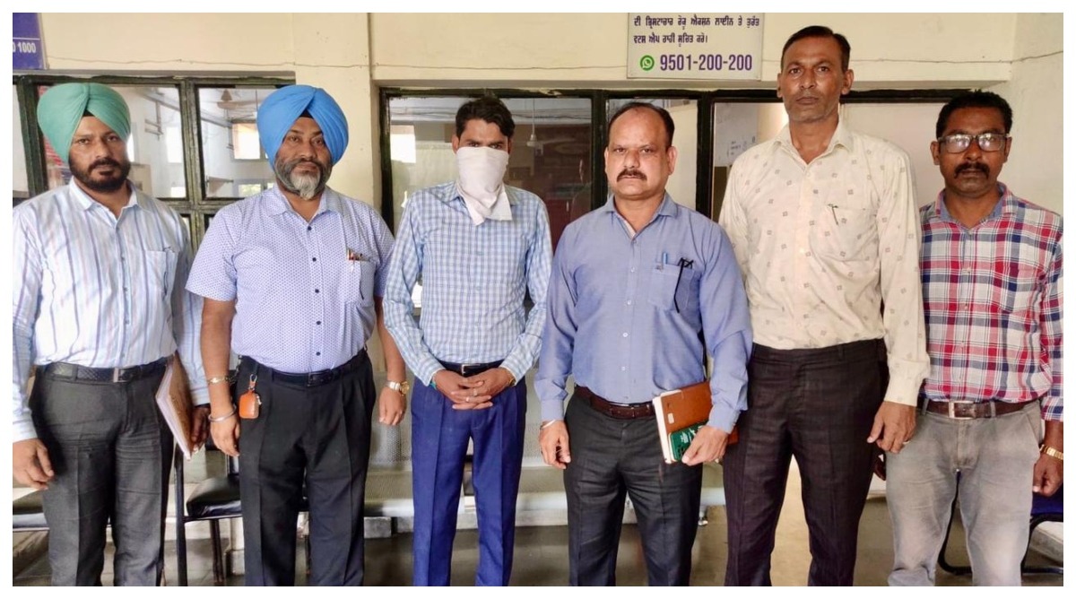 Photo of विजिलेंस ने 49,800 रुपये रिश्वत लेने के आरोप में हवलदार को किया गिरफ्तार
