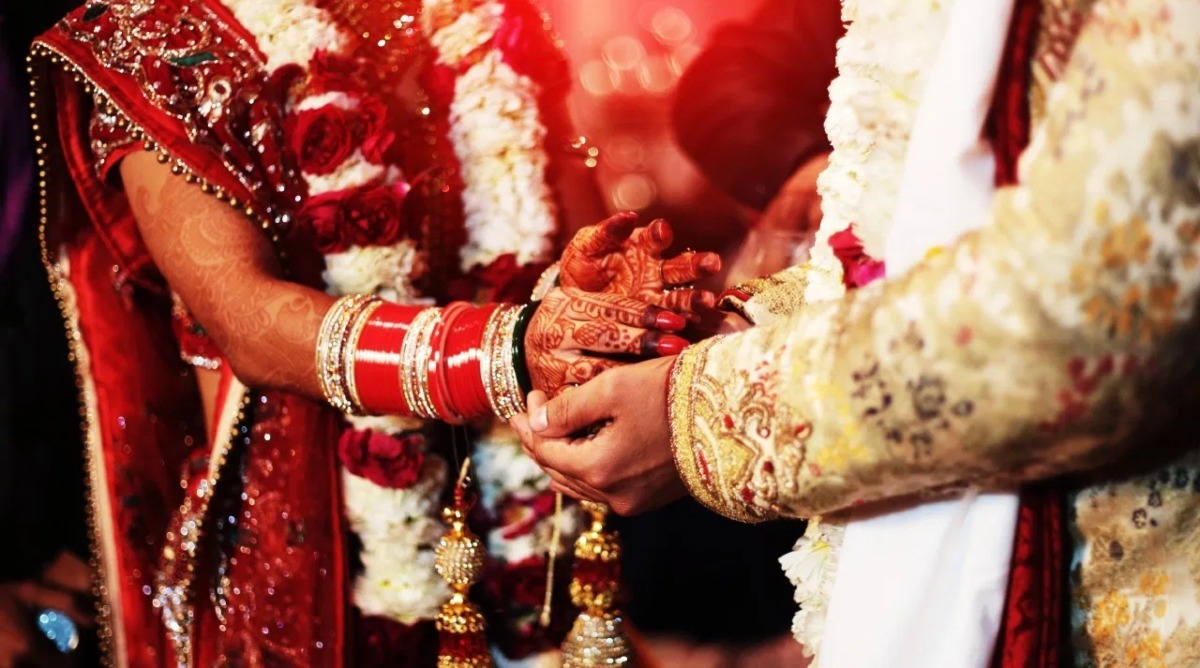 Photo of कोर्ट परिसर में चला ड्रामा : प्रेमी युगल ने कोर्ट में रचाई शादी, गुस्से में दिखे पिताजी, बोले… मेरी लड़की अंडर एज है…