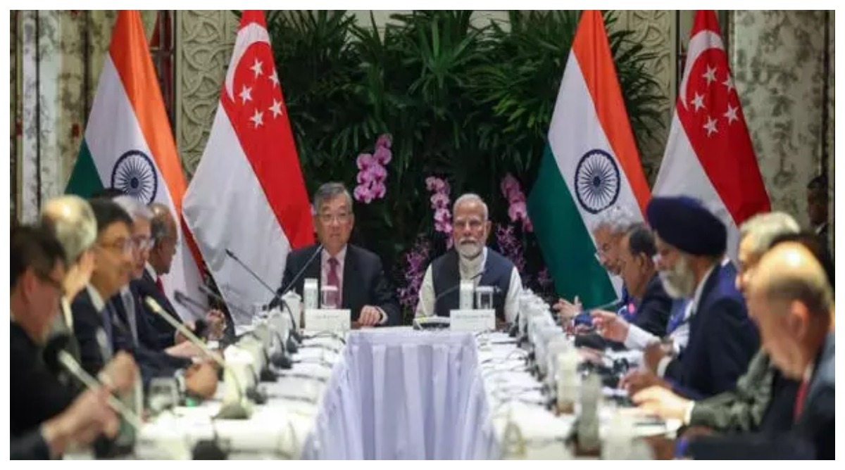 Photo of PM Modi Singapore Visit : पीएम मोदी ने सिंगापुर में बिजनेस लीडर्स समिट को किया संबोधित, कहा – ‘सरकार की नीतियों में…’