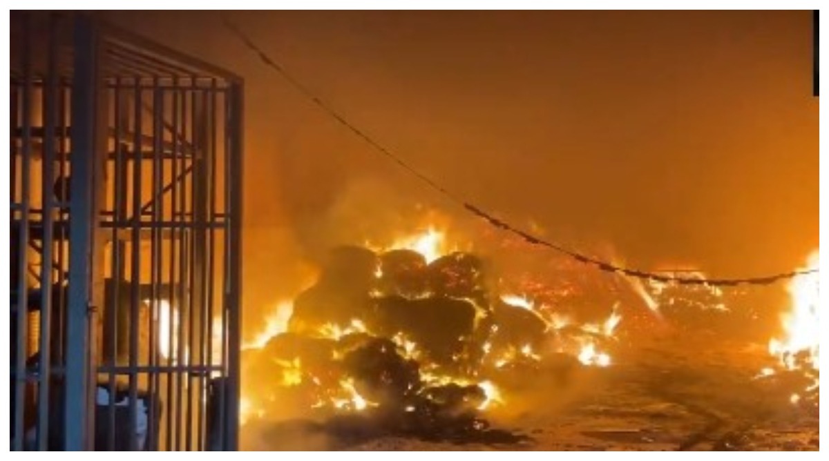 Photo of UP News : आगरा में मसाला फैक्ट्री में लगी भीषण आग, अंदर कई मजदूरों के फंसे होने की सूचना