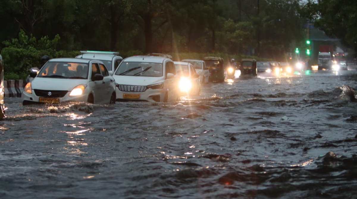 Photo of Delhi-NCR : सुबह धूप, शाम होते-होते काले घने बादल, जमकर बरस रहे बदरा