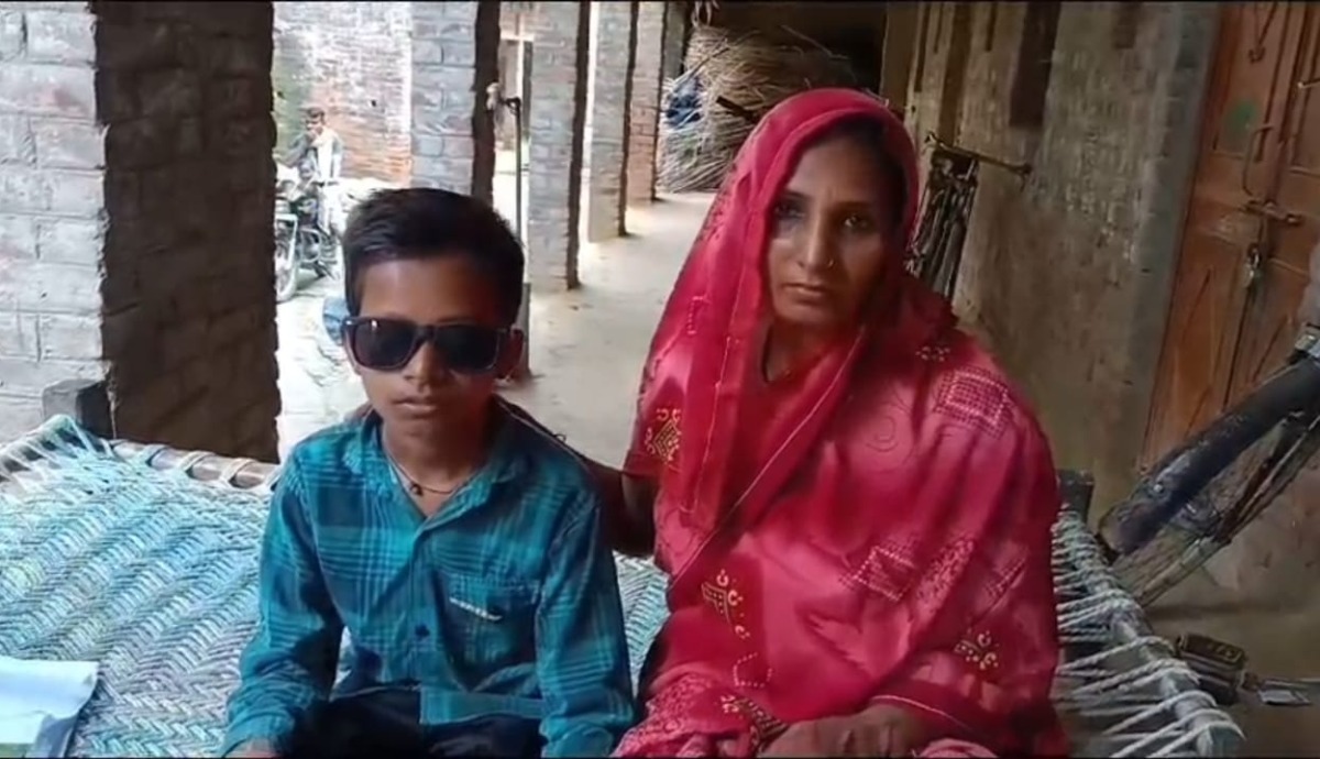 Photo of Kaushambi News : टीचर की क्रूरता से छात्र ने खो दी आंख की रौशनी, समझौते के नाम पर दिया 10 लाख का फर्जी चेक